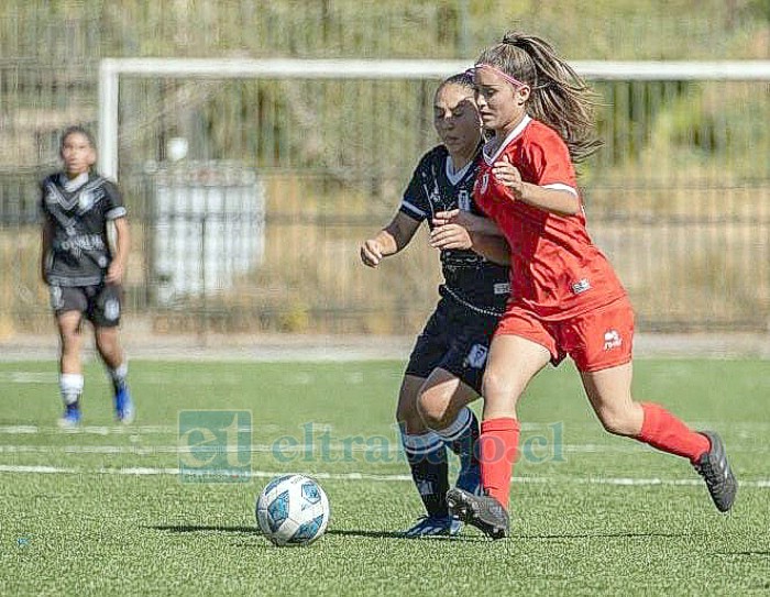 Yedelin Figueroa Castro, jugadora llayllaína de 14 años de edad, quien es parte de la Sub 16 del equipo Unión La Calera.