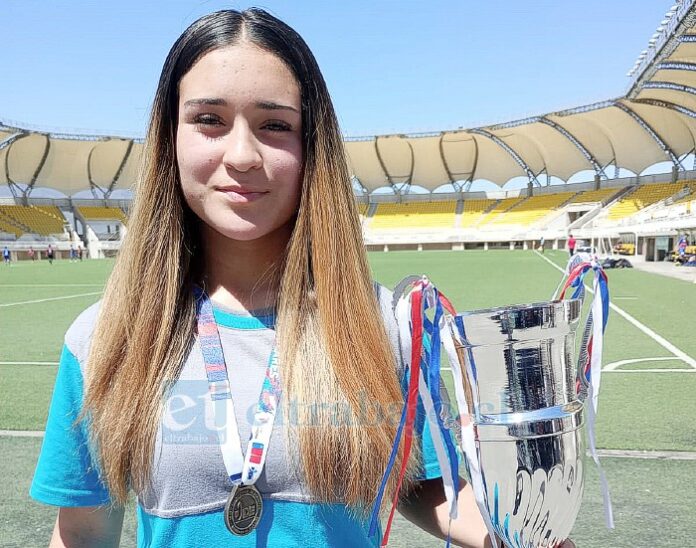 La joven junto al trofeo del Campeonato Regional Escolar 2023.