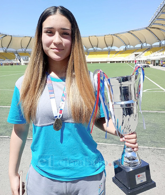 La joven junto al trofeo del Campeonato Regional Escolar 2023.