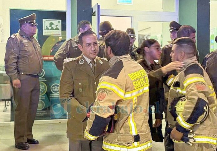 Bomberos de San Felipe también solidarizó con Carabineros con un acto durante el fin de semana.