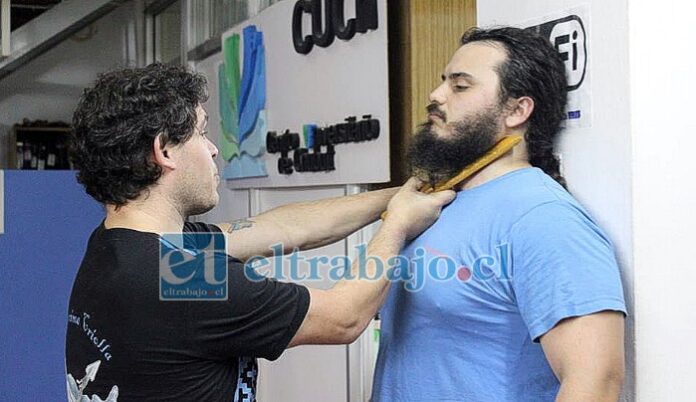 El sujeto amenazó a su propio padre poniendo un cuchillo cartonero en su cuello. (Imagen referencial)