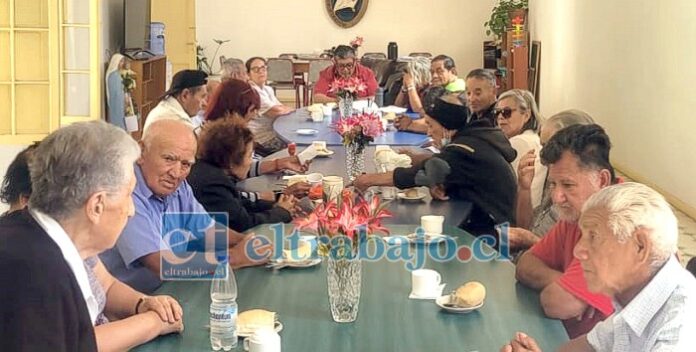 A los cerca de 30 abuelitos se les brinda desayuno, almuerzo y cena durante la semana.