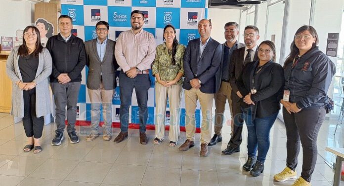 Autoridades, directivos de AIEP y Cámara de Comercio y Turismo de San Felipe, en el lanzamiento de la encuesta.