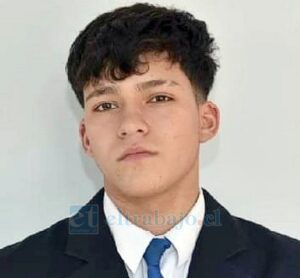 La víctima fatal de este trágico accidente fue identificada como Lucas Fuentes Pulgar, de 17 años de edad, alumno del Liceo Industrial de San Felipe.