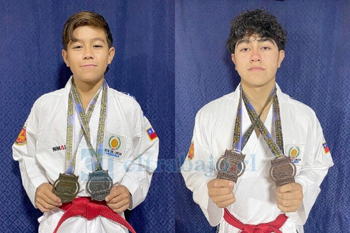 Amaro Castro Torres, de 14 años de edad, junto a su hermano Pablo, de 8 años.