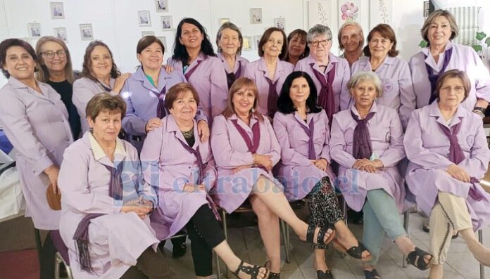 Fieles voluntarias de las Damas de Lila.