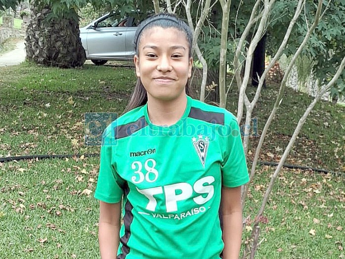 Dannya León, jugadora de 13 años de edad, que forma parte de las cadetes de Santiago Wanderers.