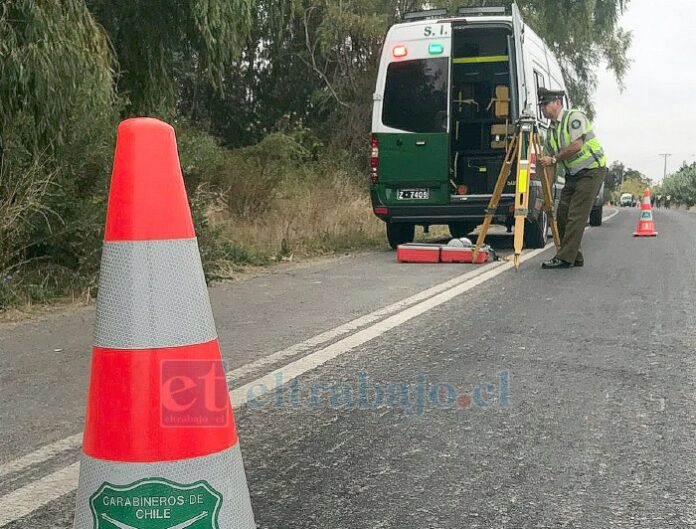 Personal de la SIAT de Carabineros investiga el accidente. (Imagen referencial)