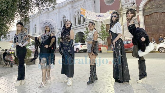 Modelos de la tercera versión de Morgana’s Street posando en la Plaza de Armas.