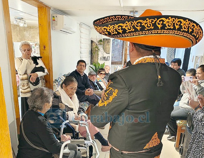 María Magdalena Rojas Exquivel cumplió 100 años este domingo y sus familiares le organizaron una gran fiesta, incluso, con la presentación de un charro.