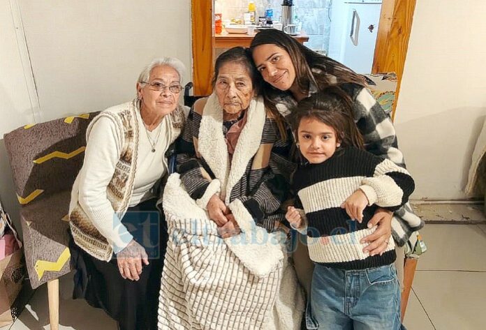 Distintas generaciones siguen disfrutando el amor que María Rojas ha entregado en estos 100 años de vida.