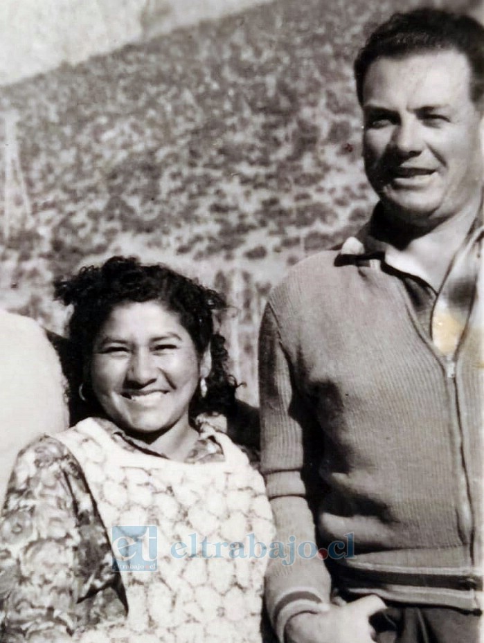Junto a su difunto esposo. Se casaron el 7 de mayo de 1947, un día después de uno de sus tantos natalicios.