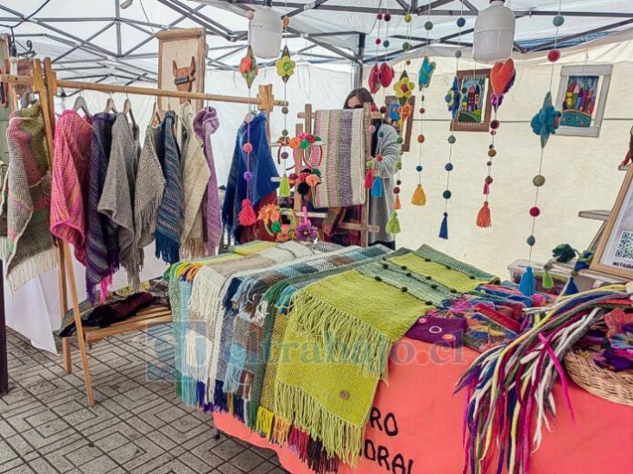 Este es el puesto de Lorena Silva con sus artesanías en la feria ‘El Rastro’ ubicada en la Plaza de Armas de San Felipe.