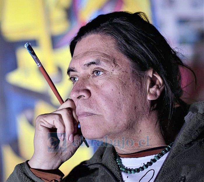 Claudio Almeida, profesor de arte de la Universidad de Concepción y pintor, quien presentará su última colección de surrealismo abstracto.