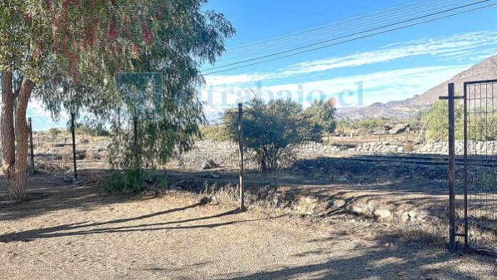 Acá se aprecia los paños de reja que faltan y que se robaron en Villa El Carmen.