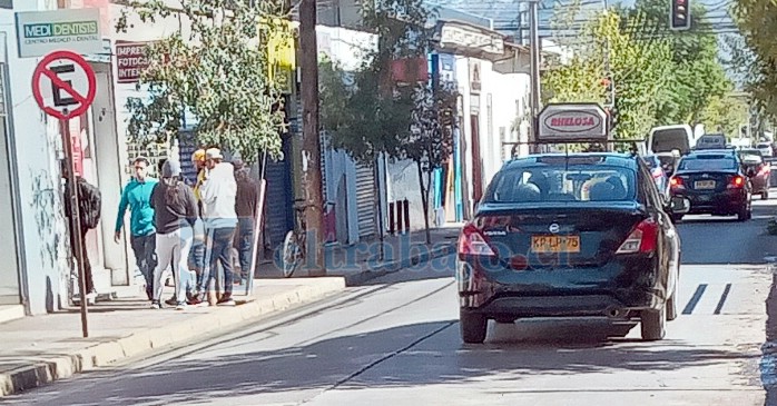 Taxis colectivos pasando por calle Santo Domingo.