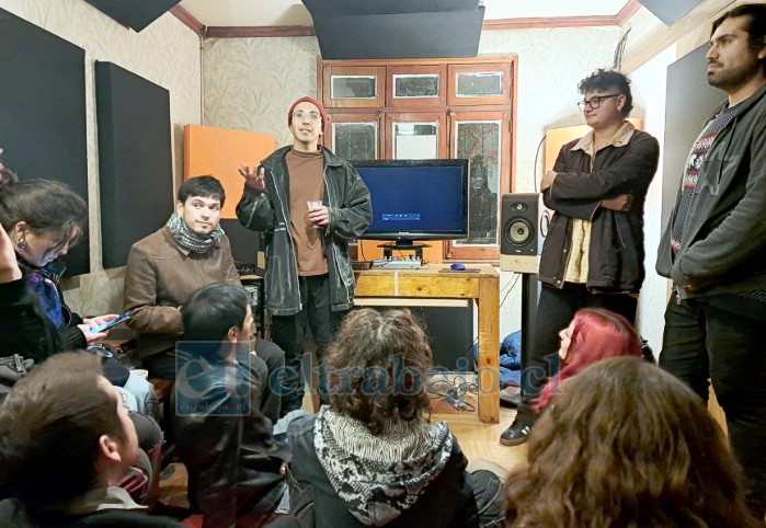 Felipe Flores haciendo la ‘previa’ a la visualización del álbum ‘Casa Bohemia’.