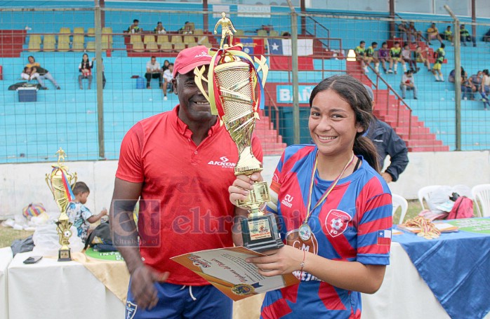 La jugadora junto a la copa Quevedo en Ecuador.