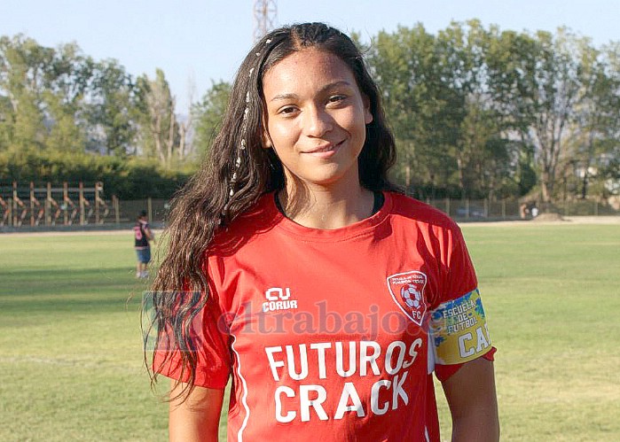 Ignacia Santander Flores, joven catemina de 15 años de edad, quien lleva cuatro meses en el Club de Deportes Limache.