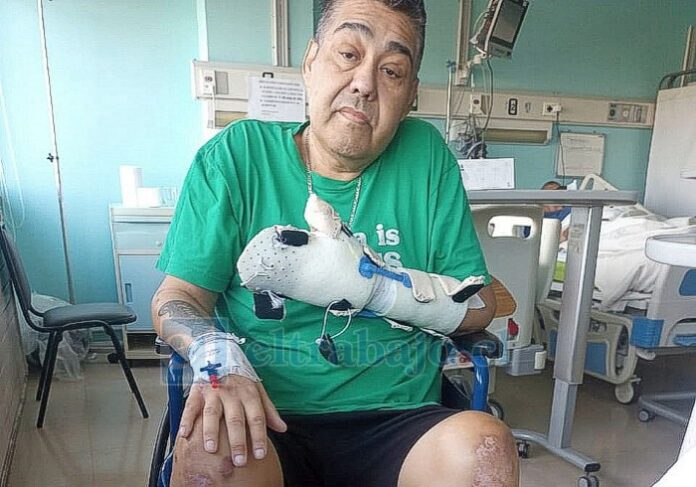 Israel Gallardo, sentado sobre su sillas de ruedas, internado en el Hospital San Camilo producto de una diabetes.