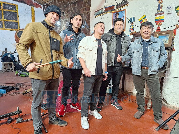 La banda con todos sus integrantes presentes en la despedida de la gran Palmenia Pizarro este martes 28 en La Ruca.