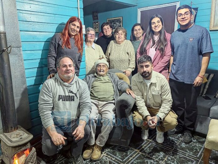 El longevo junto a su familia.