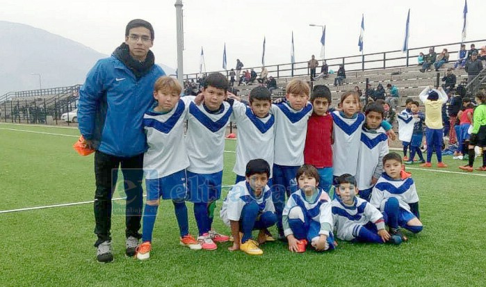 Maximiliano junto a su profesor Manuel Chandía y sus compañeros, cuando pertenecía a la escuela de fútbol llayllaína ‘Victoria Junior’.