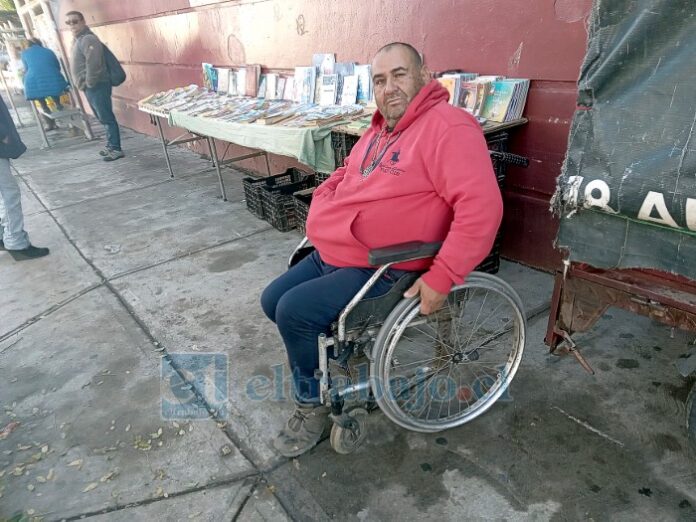 En la imagen muestra lo deteriorado que están los neumáticos de su silla de ruedas.