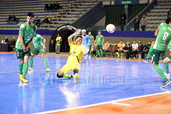 El arquero sanfelipeño atajando en el campeonato que se juega en Buenos Aires.