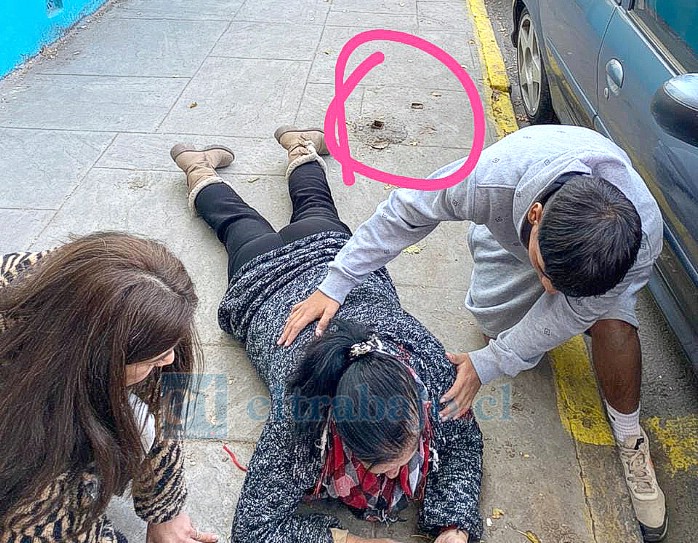 Acá se aprecia a la mujer tendida en el suelo, tras tropezar con los restos de metal que se ven en el círculo.