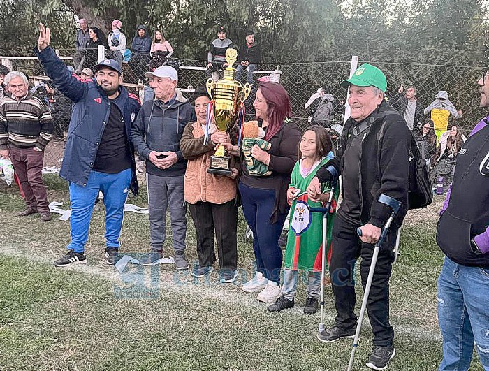 Dirigentes del Manuel Rodríguez reciben la copa que los acredita como el campeón general del torneo de la Amistad.