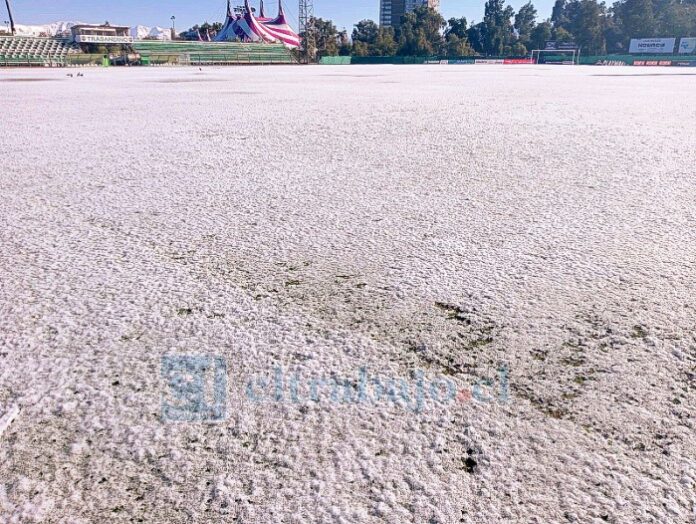 La cancha del estadio Regional amaneció completamente cubierta de nieve.