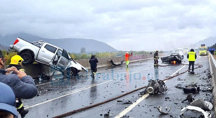 La camioneta terminó sobre la baranda, lo que da cuenta de la magnitud del impacto.