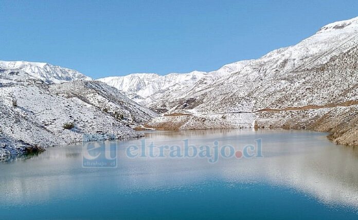 Así luce actualmente el embalse Chacrillas, a la mitad de su capacidad y rodeado de nieve.