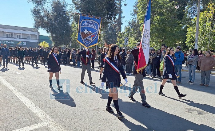Con el paso de los establecimientos educacionales, se llevó a cabo el desfile.