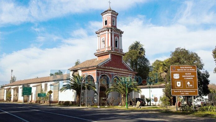 Habitantes de Curimón se manifestaron este miércoles por la demora en la reconstrucción de la iglesia patrimonial San Francisco.