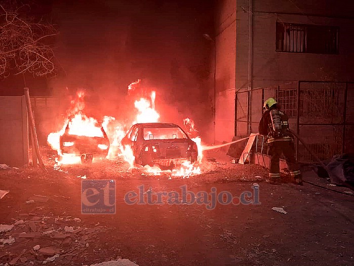 Cinco vehículos resultaron totalmente destruidos por incendio en la Villa Los Armos. (Imagen gentileza Emergencias Santa María). 