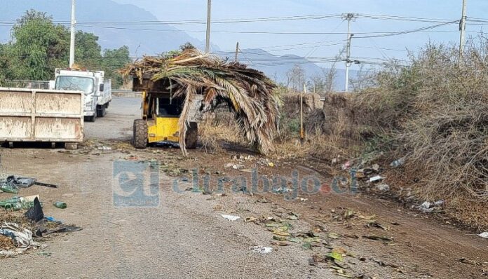 Tres contenedores de basura fueron removidos desde el ‘puente negro de Encón’.