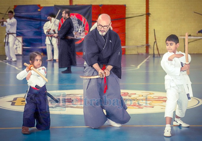 Maestro Gabriel Getsujyo con pequeños alumnos enseñando el desenvaine y defensa con Katana.