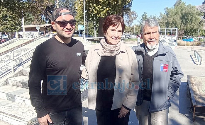 Ralph Basualdo, presidente de Sanfe Skate; Carmen Castillo, alcaldesa de San Felipe, y Eduardo Pastén, director biprovincial de Serviu.