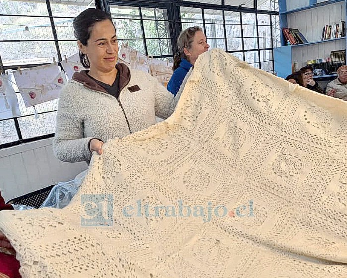 En la imagen, una muestra de tejidos en crochet tradicional por parte de una tejedora de la nueva generación, quien aprendió por herencia familiar.