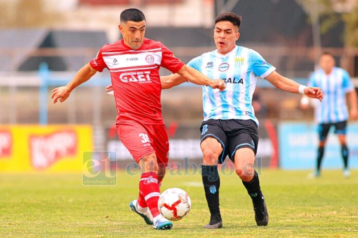 El volante Iván Vásquez intenta una salida limpia. (Foto: Javier Di Biaggio)