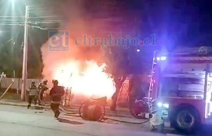 Vehículo se incendió tras choque y terminar impactando contra una vivienda.