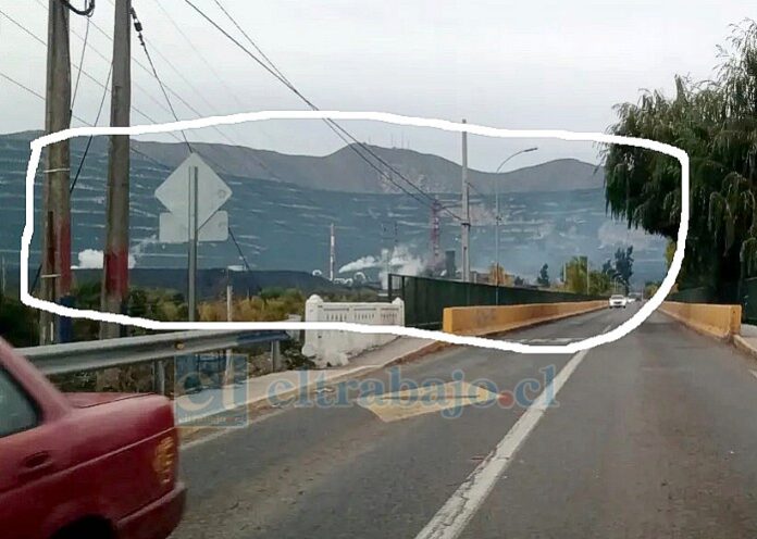 Acá se aprecia que la nube de humo efectivamente proviene de la planta de Chagres, perteneciente a Anglo American. (Foto Facebook Catemu En Movimiento)