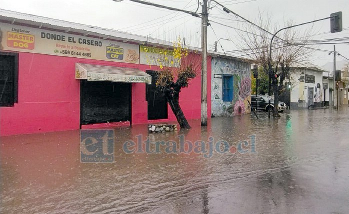 Debido al intenso sistema frontal que llegó al Valle del Aconcagua, los comerciantes de calle Prat con Av. Maipú se vieron afectados por la inundación en sus negocios.