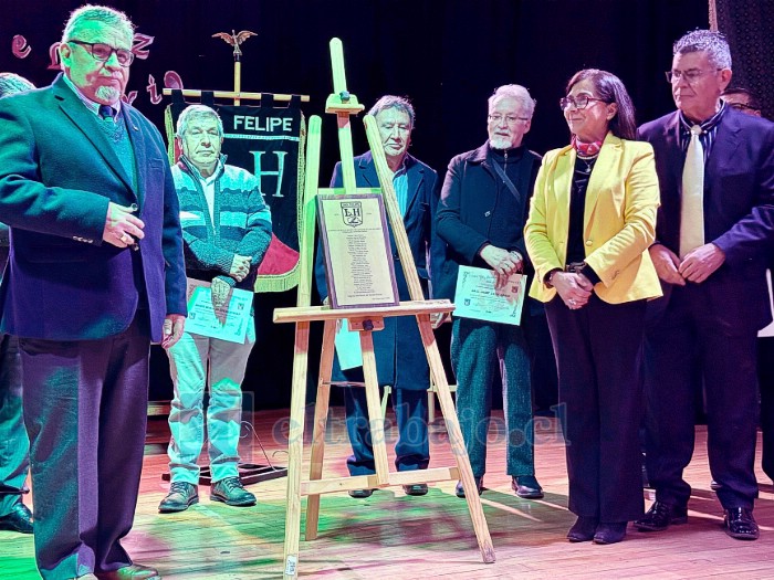 La directora Patricia Pimentel y el presidente del Centro de Exalumnos reciben la placa recordatoria del 4° año D 1972 con nómina de alumnos y profesora jefe Ivonne Martí.