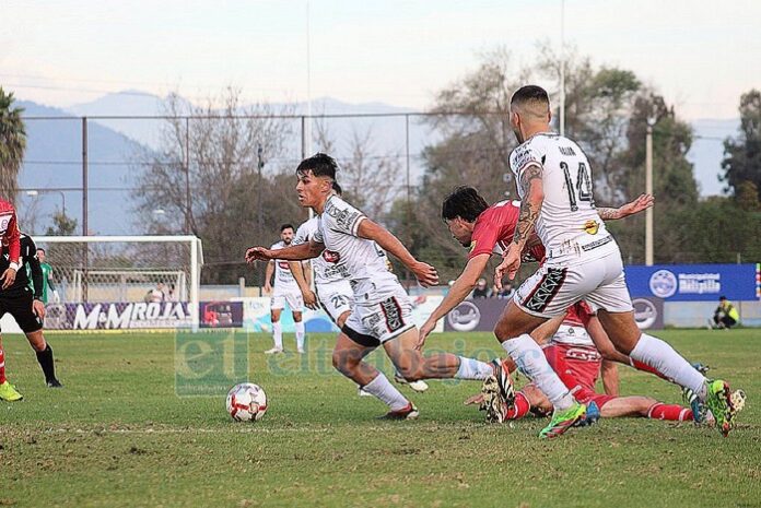 Sin hacer un mal partido, igual el Uní Uní se fue eliminado de la Copa Chile. (Foto: ANFP)