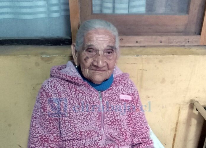 La señora Rosa Lazo tiene 100 años, y como dice ella, «no voy nunca al médico ni tomo remedios».