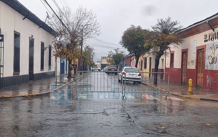 Calle San Martín cerrada durante este jueves por acumulación de agua.