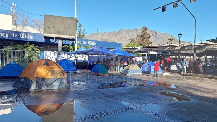 Familias del Colectivo Roosvelt Silva dejaron la Plaza Cívica para trasladarse al Puente El Rey.